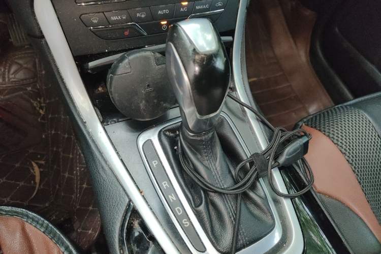 Used Ford Edge 2015 2.0T GTDi Two-Wheel-Drive High-Line Version Gear Lever