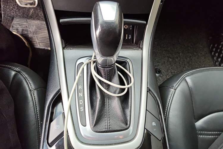 Used Ford Edge 2015 2.0T GTDi Two-Wheel-Drive Elite Edition Gear Lever