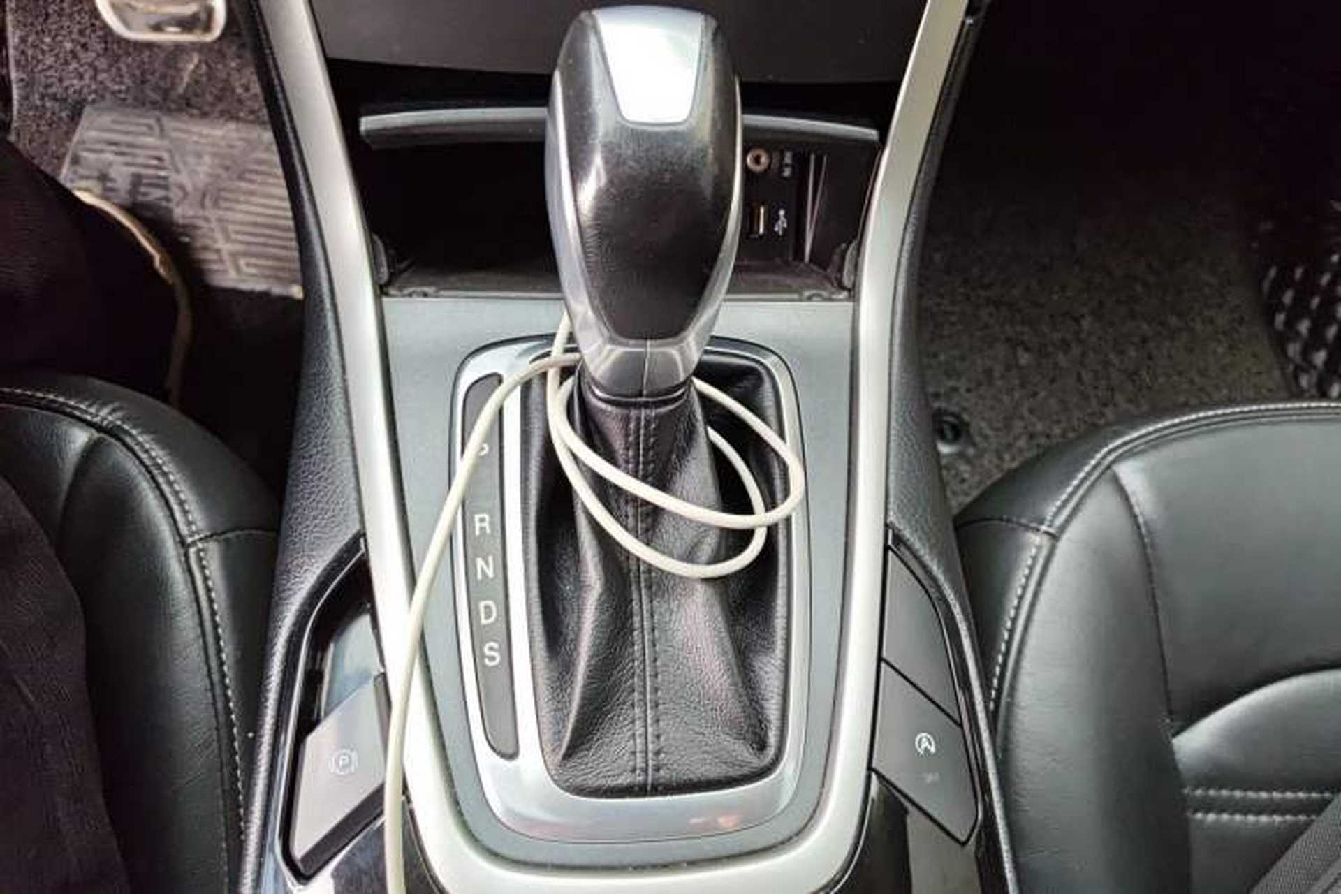 Used Ford Edge 2015 2.0T GTDi Two-Wheel-Drive Elite Edition Gear Lever
