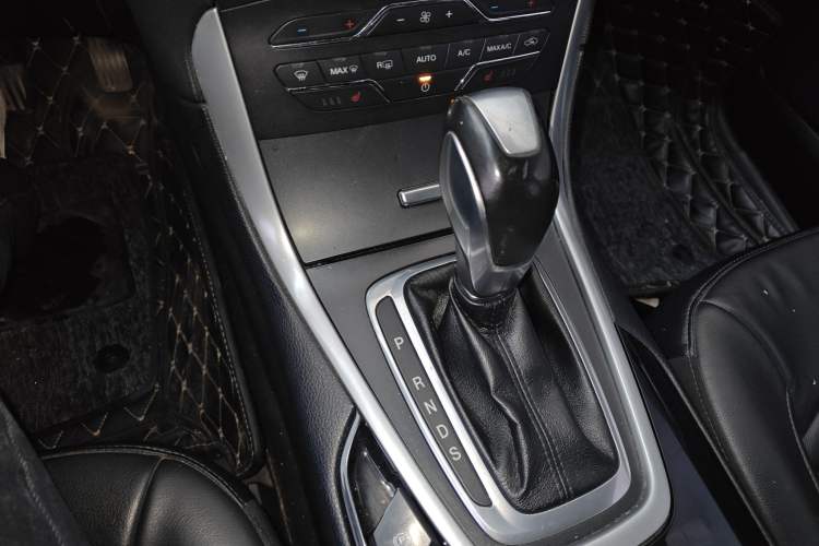 Used Ford Edge 2015 2.0T GTDi Two-Wheel-Drive High-Line Version Gear Lever