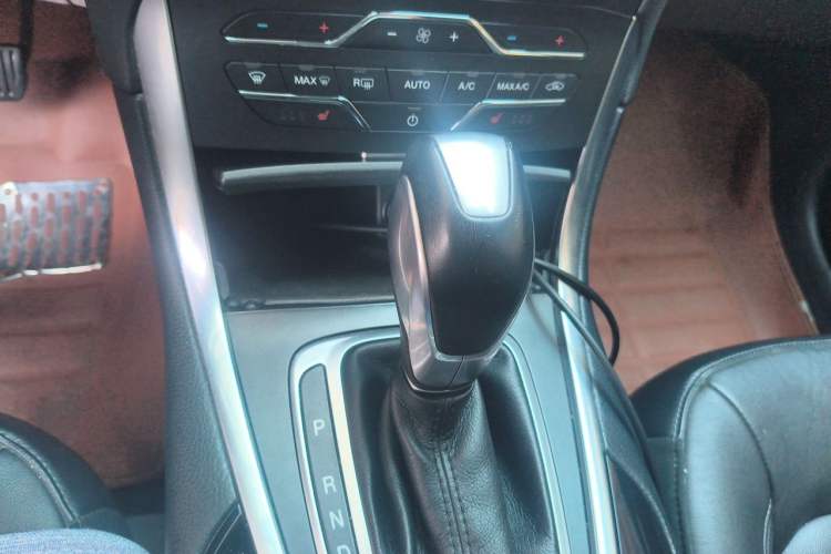 Used Ford Edge 2015 2.0T GTDi Two-Wheel-Drive High-Line Version Gear Lever