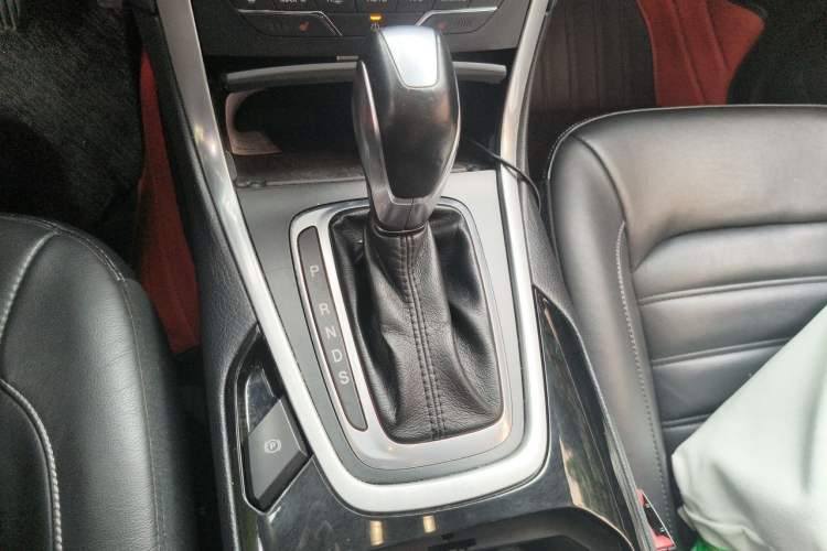 Used Ford Edge 2015 2.0T GTDi Two-Wheel-Drive High-Line Version Gear Lever