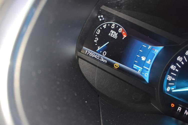 Used Ford Edge 2015 2.0T GTDi Two-Wheel-Drive High-Line Version Odometer Close Up
