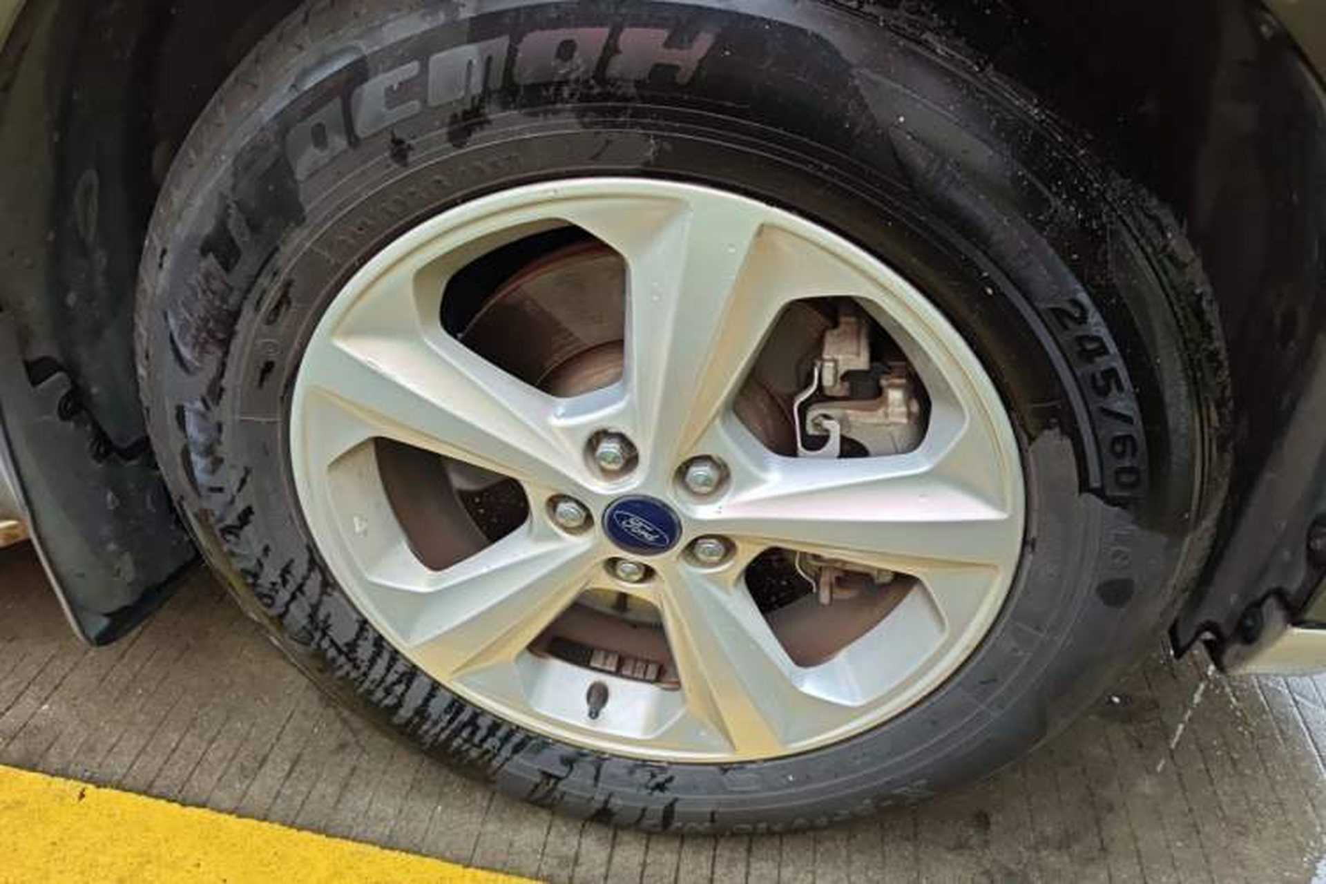 Used Ford Edge 2015 2.0T GTDi Two-Wheel-Drive Elite Edition Right Front Wheel Hub