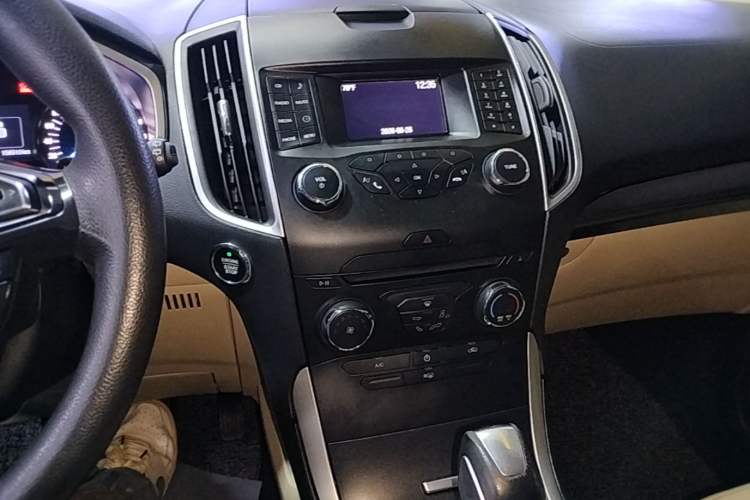 Used Ford Edge 2015 2.0T GTDi Two-Wheel-Drive Elite Edition Audio And AC Panel