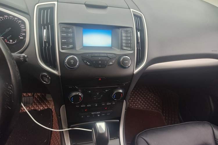Used Ford Edge 2015 2.0T GTDi Two-Wheel-Drive Platinum Edition Audio And AC Panel
