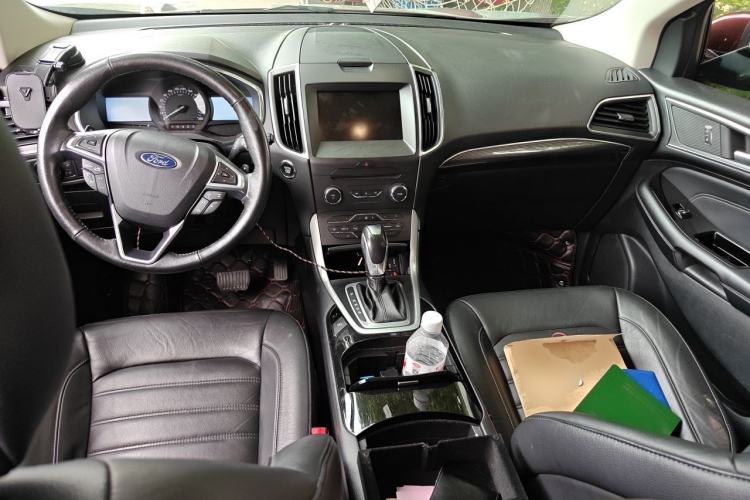 Used Ford Edge 2015 2.0T GTDi Two-Wheel-Drive High-Line Version Center Console