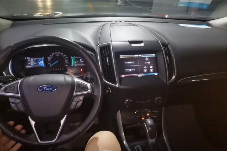 Used Ford Edge 2015 2.0T GTDi 4x4 High-Grade Model Center Console
