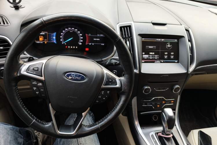 Used Ford Edge 2015 2.0T GTDi Two-Wheel-Drive High-Line Version Center Console