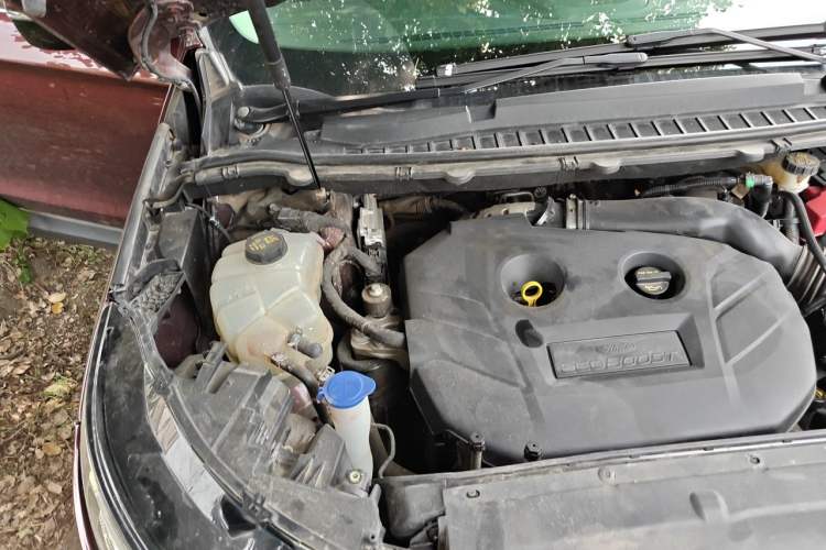 Used Ford Edge 2015 2.0T GTDi Two-Wheel-Drive High-Line Version Engine Bay Right