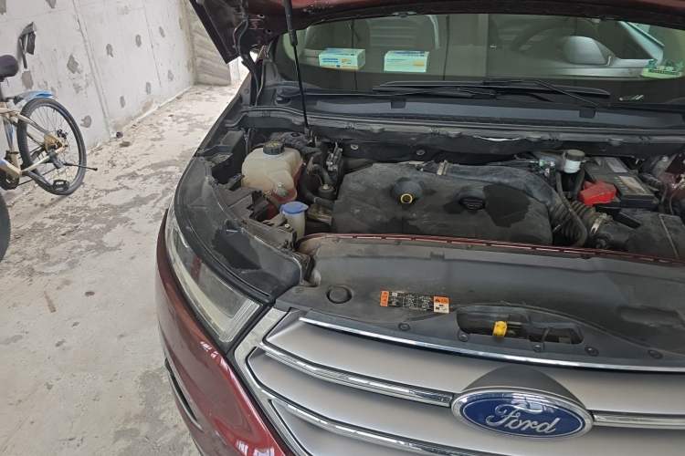 Used Ford Edge 2015 2.0T GTDi Two-Wheel-Drive High-Line Version Engine Bay Right