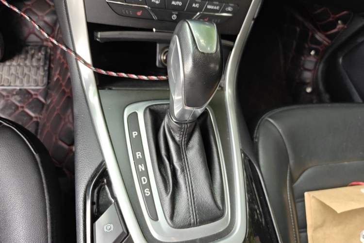 Used Ford Edge 2015 2.0T GTDi Two-Wheel-Drive High-Line Version Gear Lever