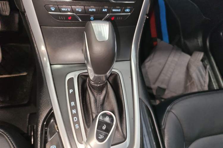 Used Ford Edge 2015 2.0T GTDi Two-Wheel-Drive High-Line Version Gear Lever