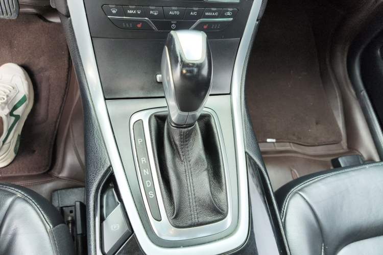 Used Ford Edge 2015 2.0T GTDi Two-Wheel-Drive High-Line Version Gear Lever