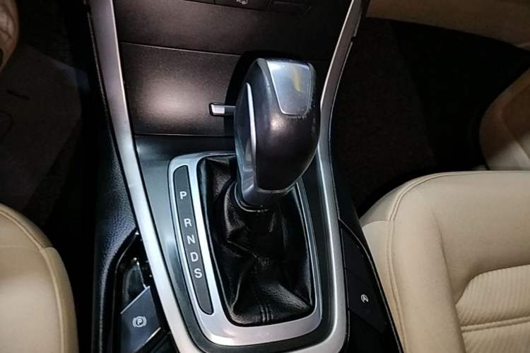 Used Ford Edge 2015 2.0T GTDi Two-Wheel-Drive Elite Edition Gear Lever