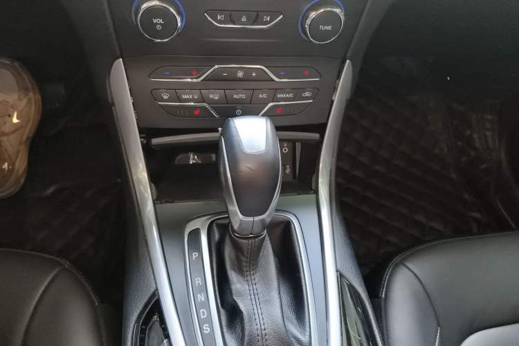 Used Ford Edge 2015 2.0T GTDi Two-Wheel-Drive High-Line Version Gear Lever