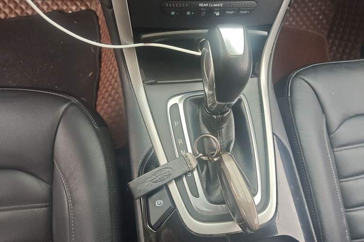 Used Ford Edge 2015 2.0T GTDi Two-Wheel-Drive Platinum Edition Gear Lever
