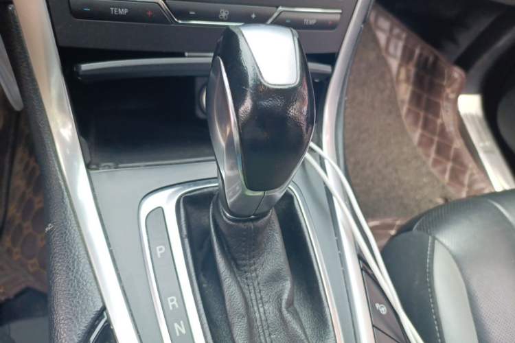 Used Ford Edge 2015 2.7T GTDi 4x4 Sporty 7-Seater Gear Lever
