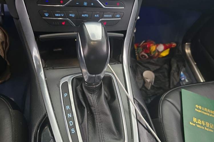 Used Ford Edge 2015 2.0T GTDi Two-Wheel-Drive High-Line Version Gear Lever