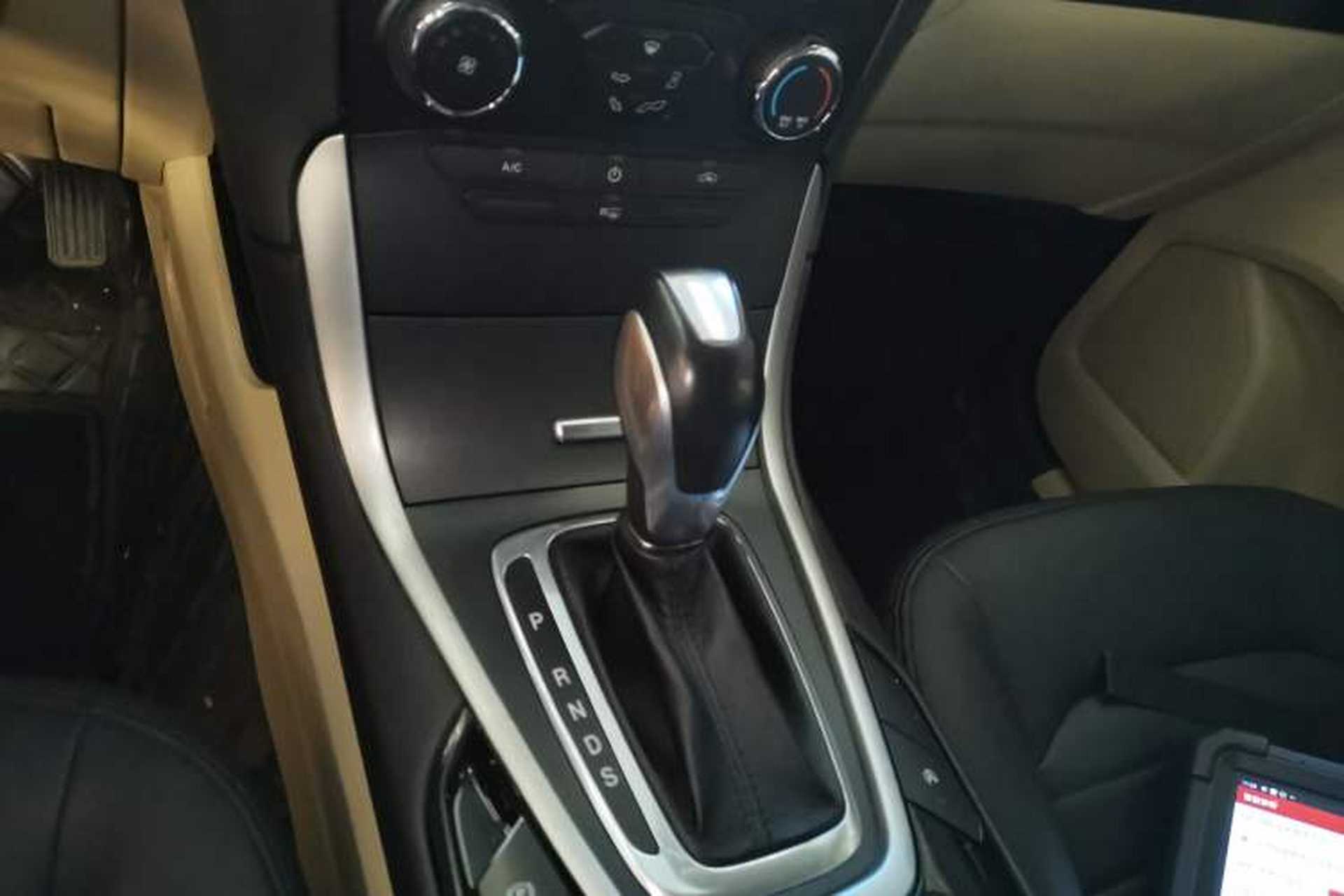 Used Ford Edge 2015 2.0T GTDi Two-Wheel-Drive Elite Edition Gear Lever