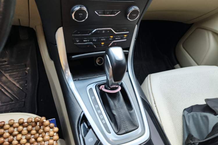 Used Ford Edge 2015 2.0T GTDi Two-Wheel-Drive High-Line Version Gear Lever