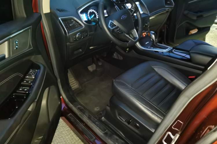 Used Ford Edge 2015 2.0T GTDi Two-Wheel-Drive High-Line Version Interior 3