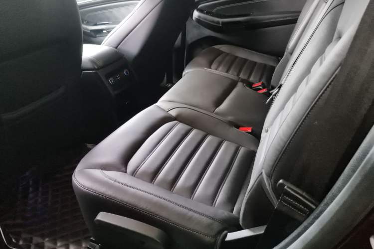 Used Ford Edge 2015 2.0T GTDi Two-Wheel-Drive High-Line Version Interior 4