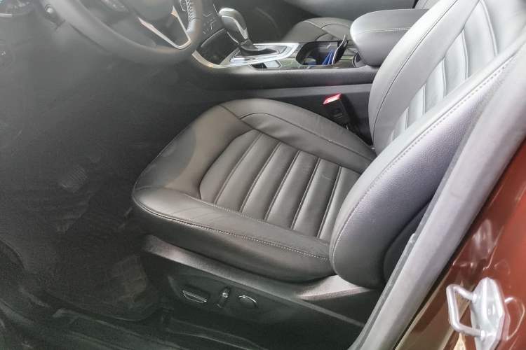 Used Ford Edge 2015 2.0T GTDi Two-Wheel-Drive High-Line Version Left Front Seat