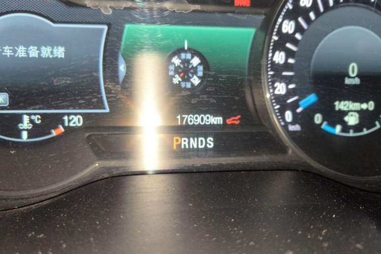 Used Ford Edge 2015 2.0T GTDi Four-Wheel Drive Prestige Model Odometer Close Up