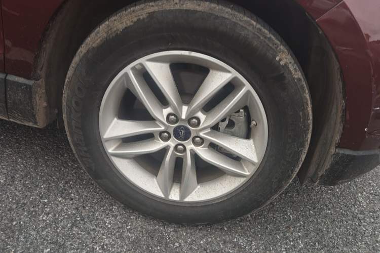 Used Ford Edge 2015 2.0T GTDi Two-Wheel-Drive Platinum Edition Right Front Wheel Hub