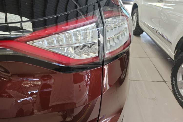 Used Ford Edge 2015 2.0T GTDi Two-Wheel-Drive High-Line Version Right Rear Taillight