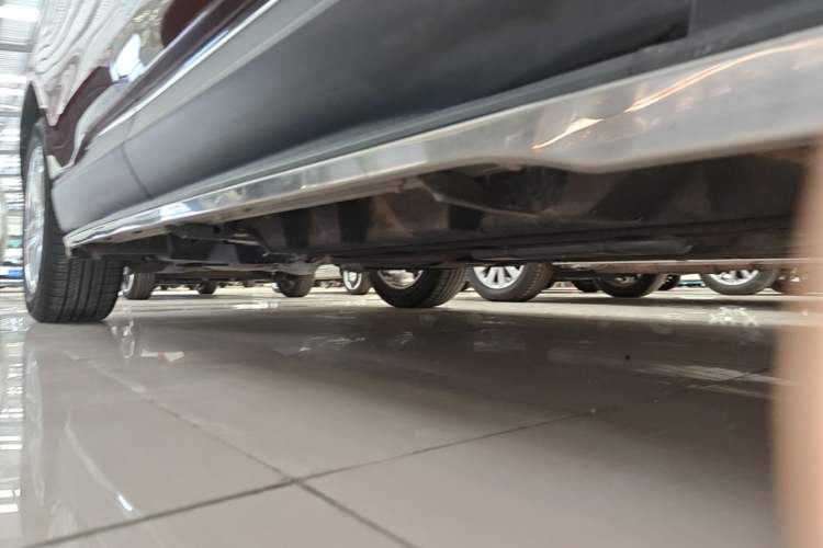 Used Ford Edge 2015 2.0T GTDi Two-Wheel-Drive High-Line Version Right Side Sill