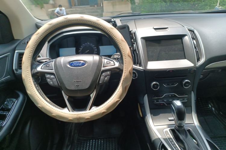 Used Ford Edge 2015 2.0T GTDi Two-Wheel-Drive High-Line Version Center Console