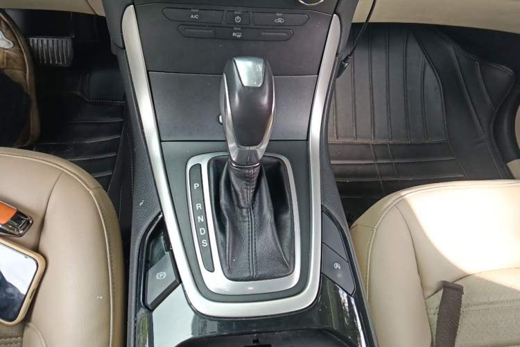Used Ford Edge 2015 2.0T GTDi Two-Wheel-Drive Elite Edition Gear Lever
