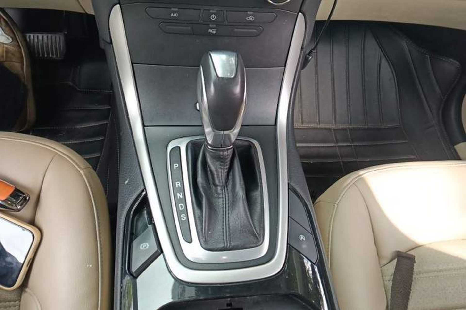 Used Ford Edge 2015 2.0T GTDi Two-Wheel-Drive Elite Edition Gear Lever