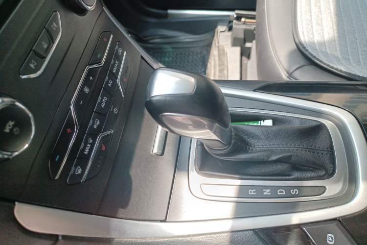 Used Ford Edge 2015 2.0T GTDi Two-Wheel-Drive High-Line Version Gear Lever