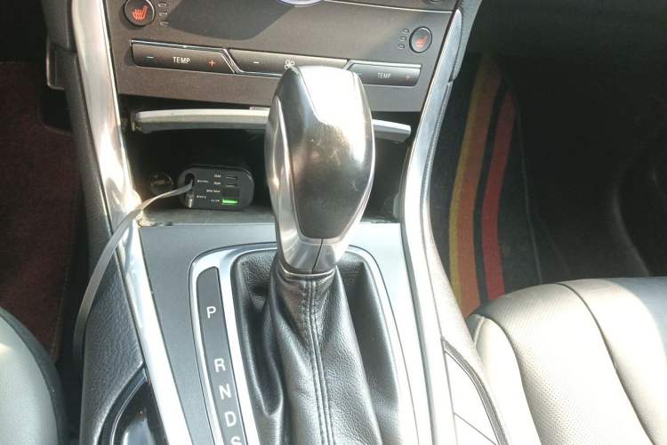 Used Ford Edge 2015 2.7T GTDi 4x4 Sporty 7-Seater Gear Lever