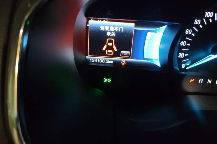 Used Ford Edge 2015 2.0T GTDi 4x4 High-Grade Model Odometer Close Up