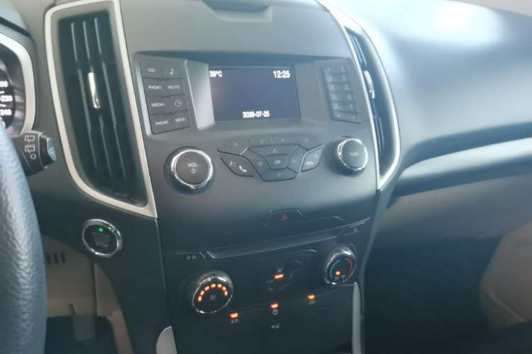Used Ford Edge 2015 2.0T GTDi Two-Wheel-Drive Elite Edition Audio And AC Panel