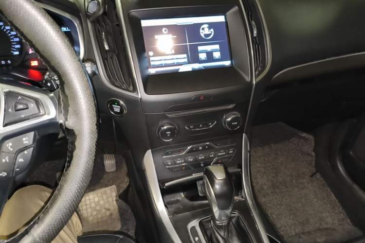 Used Ford Edge 2015 2.0T GTDi Two-Wheel-Drive High-Line Version Audio And AC Panel