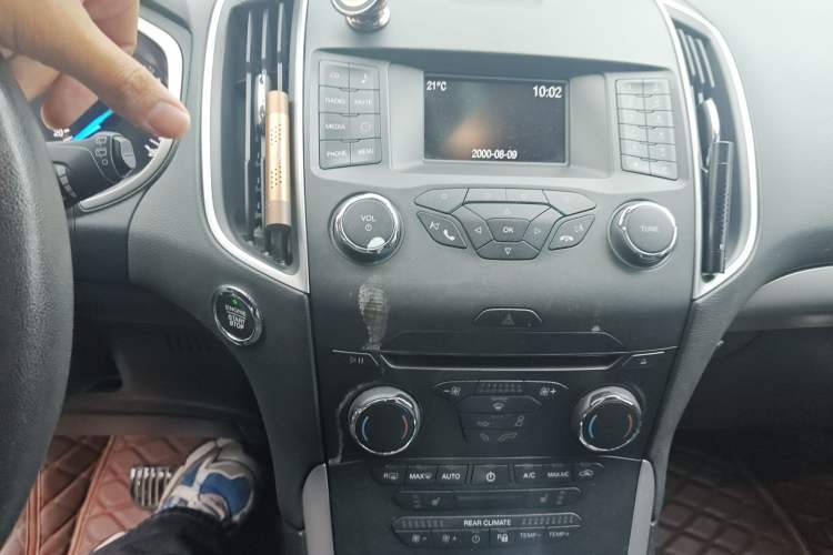 Used Ford Edge 2015 2.0T GTDi Two-Wheel-Drive Platinum Edition Audio And AC Panel
