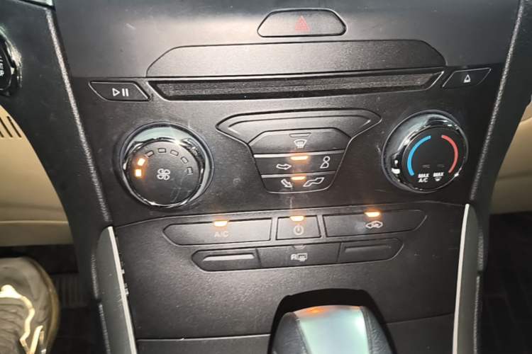 Used Ford Edge 2015 2.0T GTDi Two-Wheel-Drive Elite Edition Audio And AC Panel