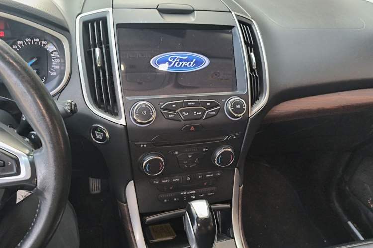 Used Ford Edge 2015 2.0T GTDi Two-Wheel-Drive Platinum Edition Audio And AC Panel