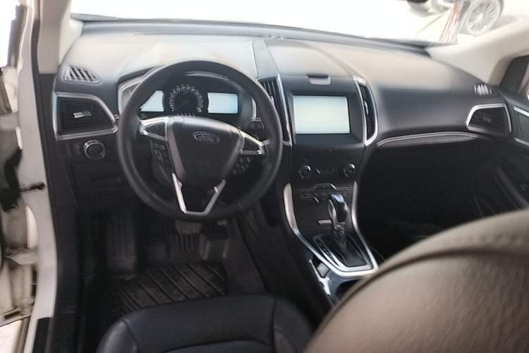 Used Ford Edge 2015 2.0T GTDi Two-Wheel-Drive High-Line Version Center Console