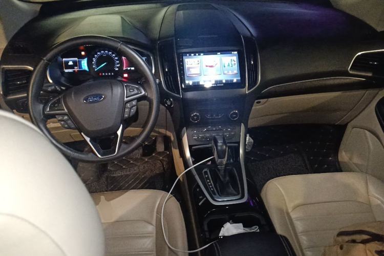 Used Ford Edge 2015 2.0T GTDi Two-Wheel-Drive High-Line Version Center Console