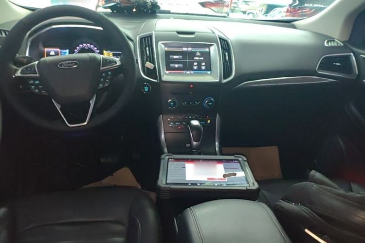 Used Ford Edge 2015 2.0T GTDi 4x4 High-Grade Model Center Console