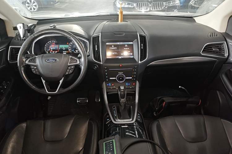 Used Ford Edge 2015 2.0T GTDi Four-Wheel Drive Prestige Model Center Console