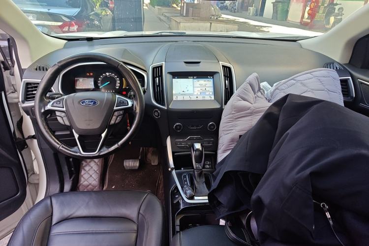 Used Ford Edge 2015 2.0T GTDi 4x4 High-Grade Model Center Console