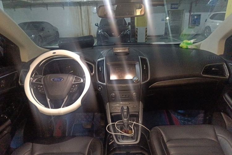 Used Ford Edge 2015 2.0T GTDi Two-Wheel-Drive High-Line Version Center Console