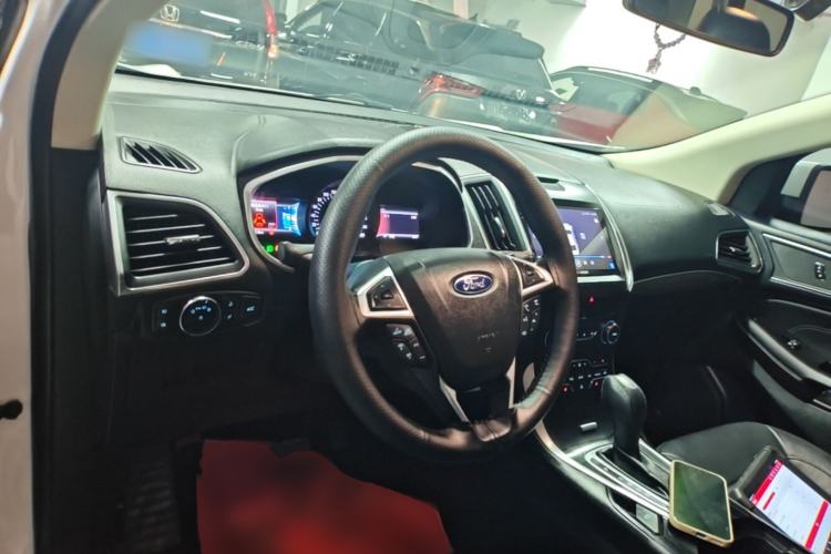 Used Ford Edge 2015 2.0T GTDi Two-Wheel-Drive High-Line Version Center Console